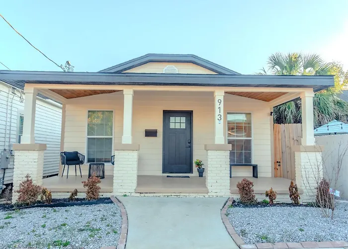 Cozy Downtown 10 Mins To Pcola Holiday home *
