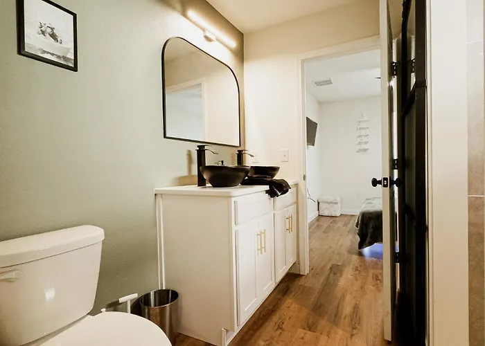Cozy Downtown 10 Mins To Pcola Holiday home *