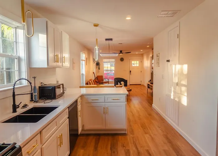 Cozy Downtown 10 Mins To Pcola Holiday home Pensacola